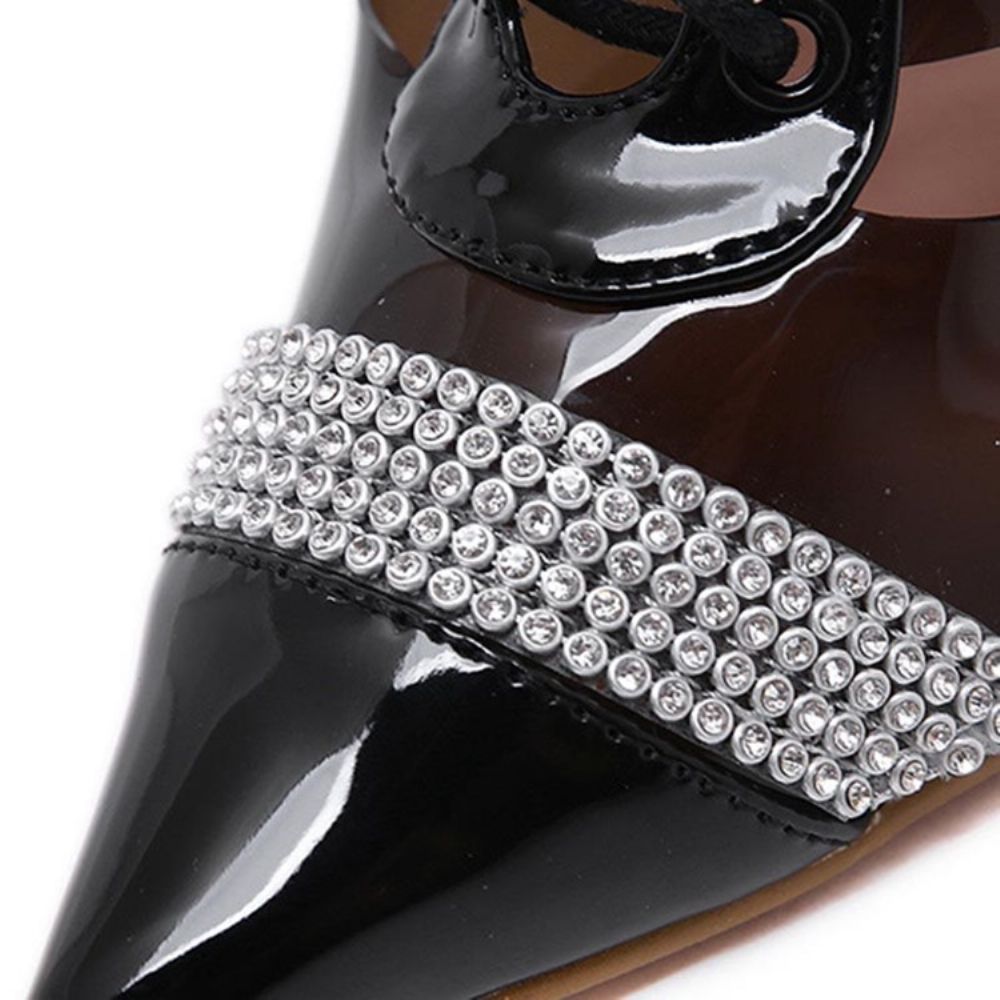 Botas Femininas Com Cadarço E Bico Fino Strass