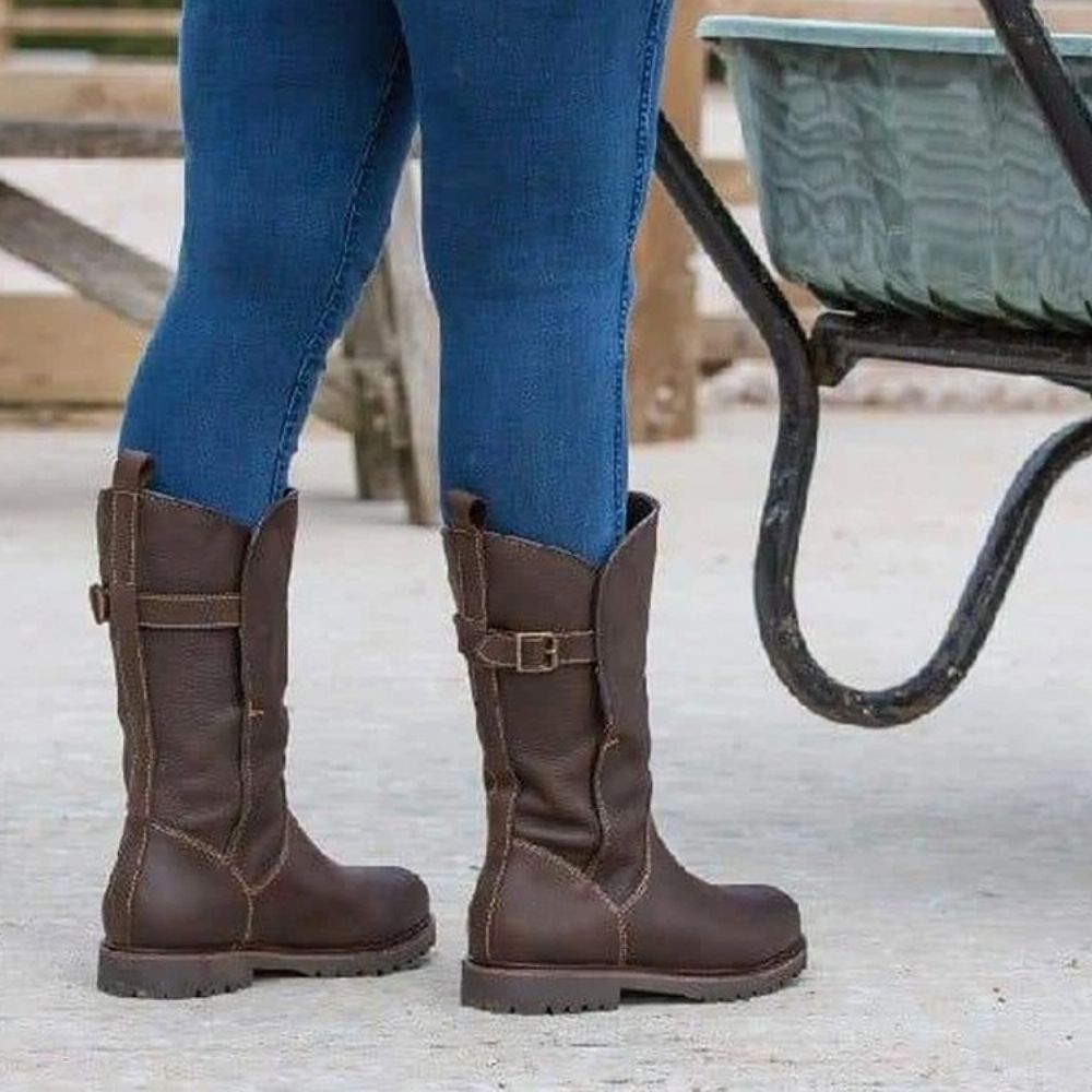 Botas Lisas De Bico Redondo Com Fivela