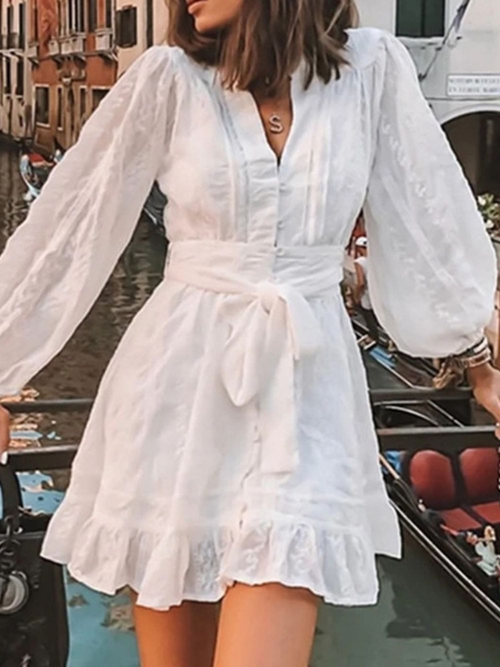 Vestido Branco De Manga Longa Com Amarração Acima Do Joelho