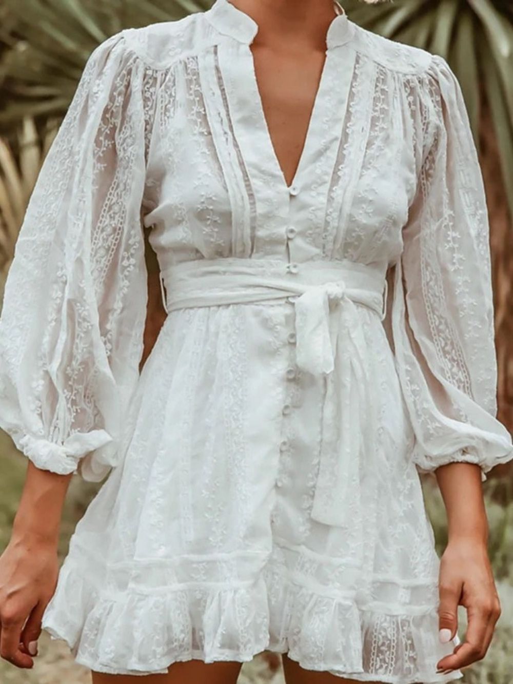 Vestido Branco De Manga Longa Com Amarração Acima Do Joelho