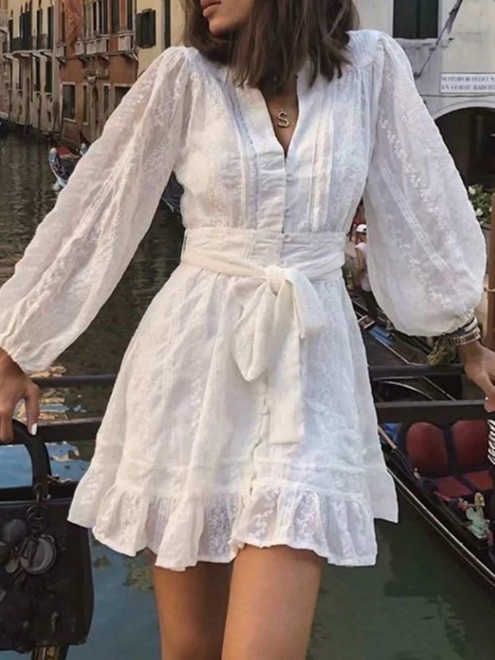 Vestido Branco De Manga Longa Com Amarração Acima Do Joelho