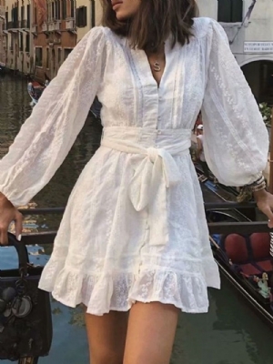 Vestido Branco De Manga Longa Com Amarração Acima Do Joelho