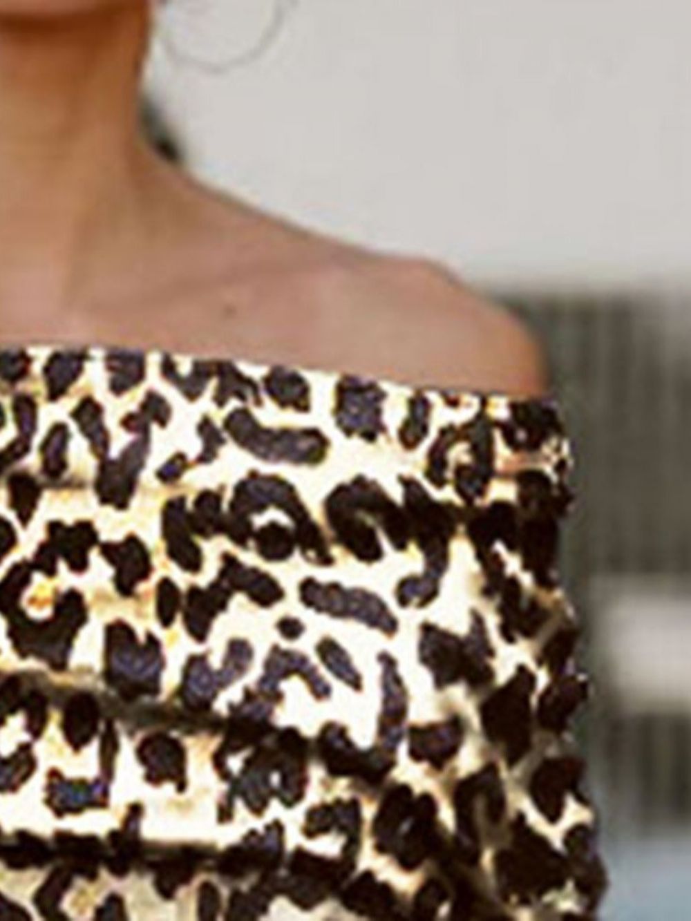 Blusa Assimétrica De Leopardo Ombro A Ombro