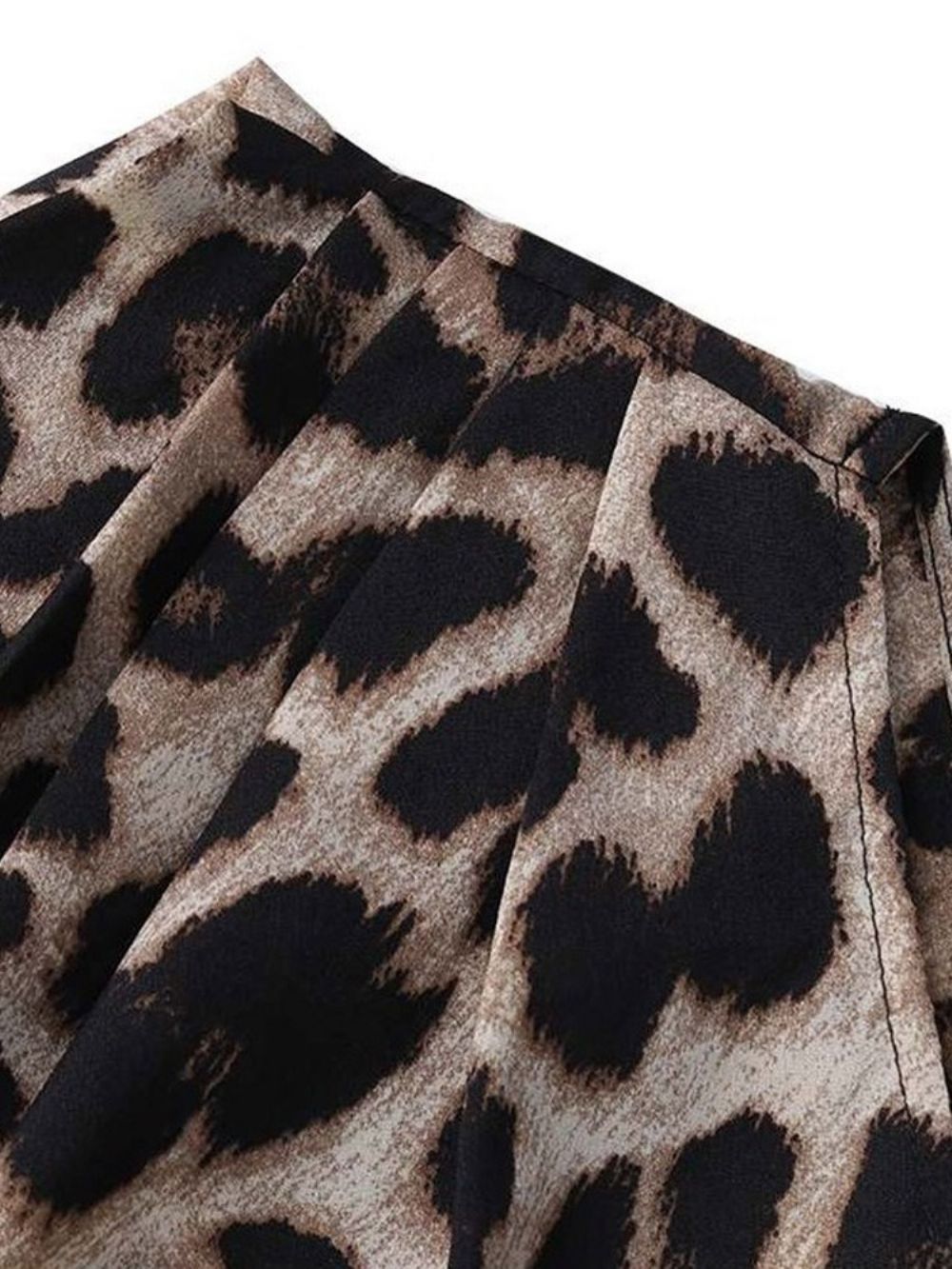 Blusa Feminina Com Gola Oblíqua Leopardo Assimétrica De Comprimento Médio