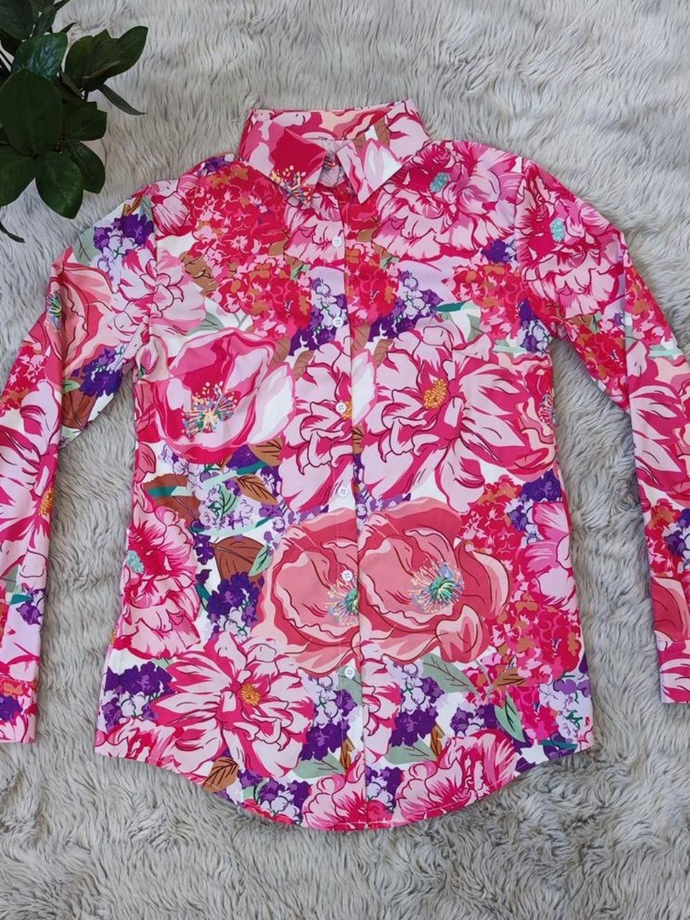 Blusa Feminina Com Lapela Floral Manga Longa E Comprimento Médio