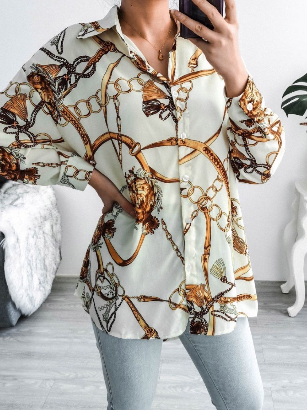 Blusa Feminina Com Lapela Geométrica Regular Manga Longa E Comprimento Médio