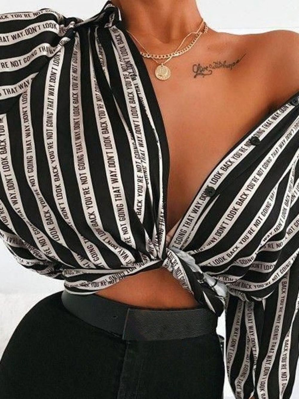 Blusa Feminina Curta Com Estampa De Listras E Lapela Manga Longa