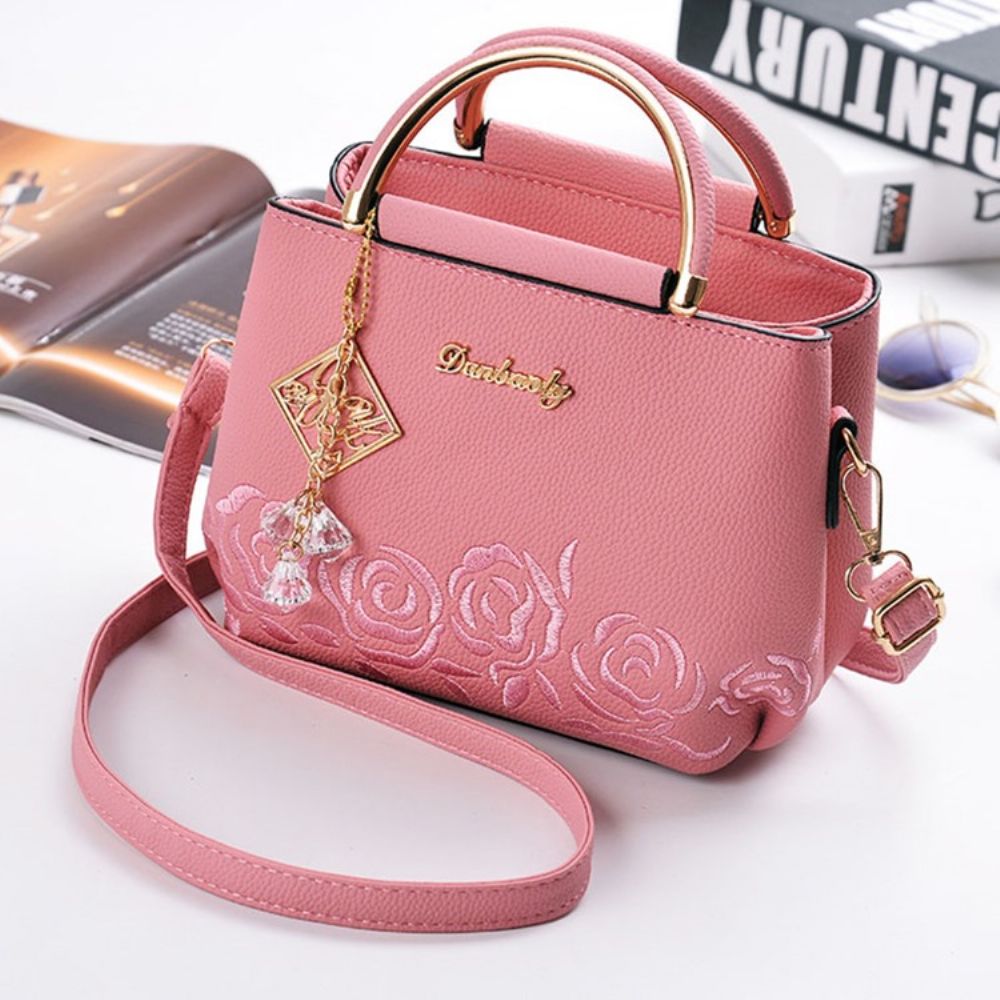 Bolsa Requintada Com Pingente De Rosa Em Relevo