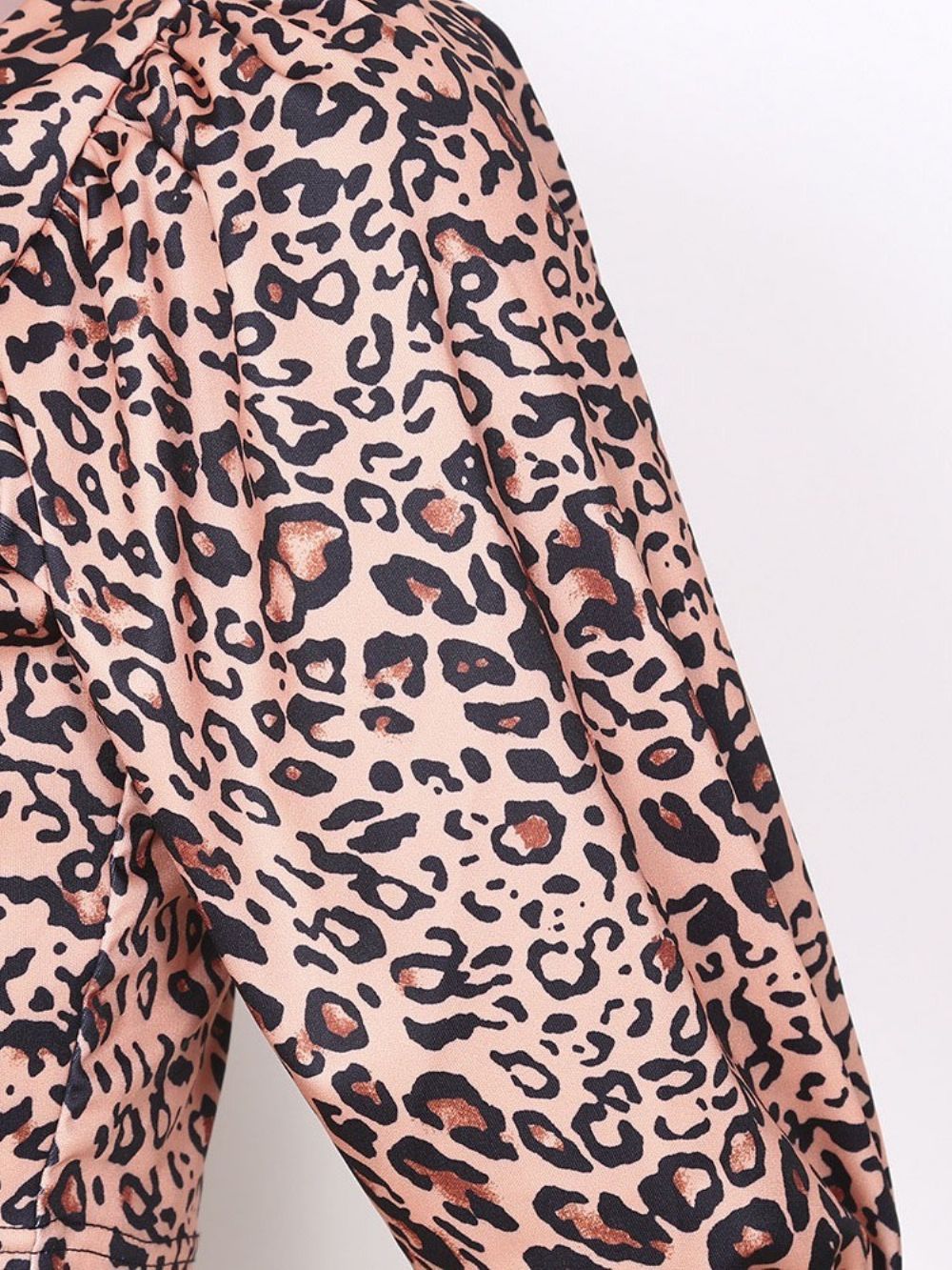 Camiseta Feminina Slim Com Gola Em V Leopardo