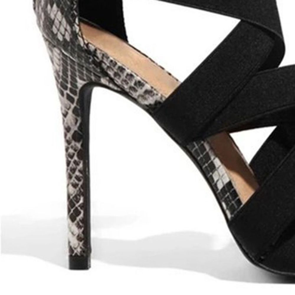 Sandália De Retalhos Com Salto Agulha Peep Toe Com Zíper