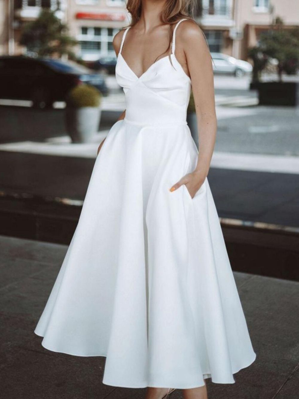 Vestido Midi Branco Fashion Com Bolso Sem Manga E Meio Da Panturrilha