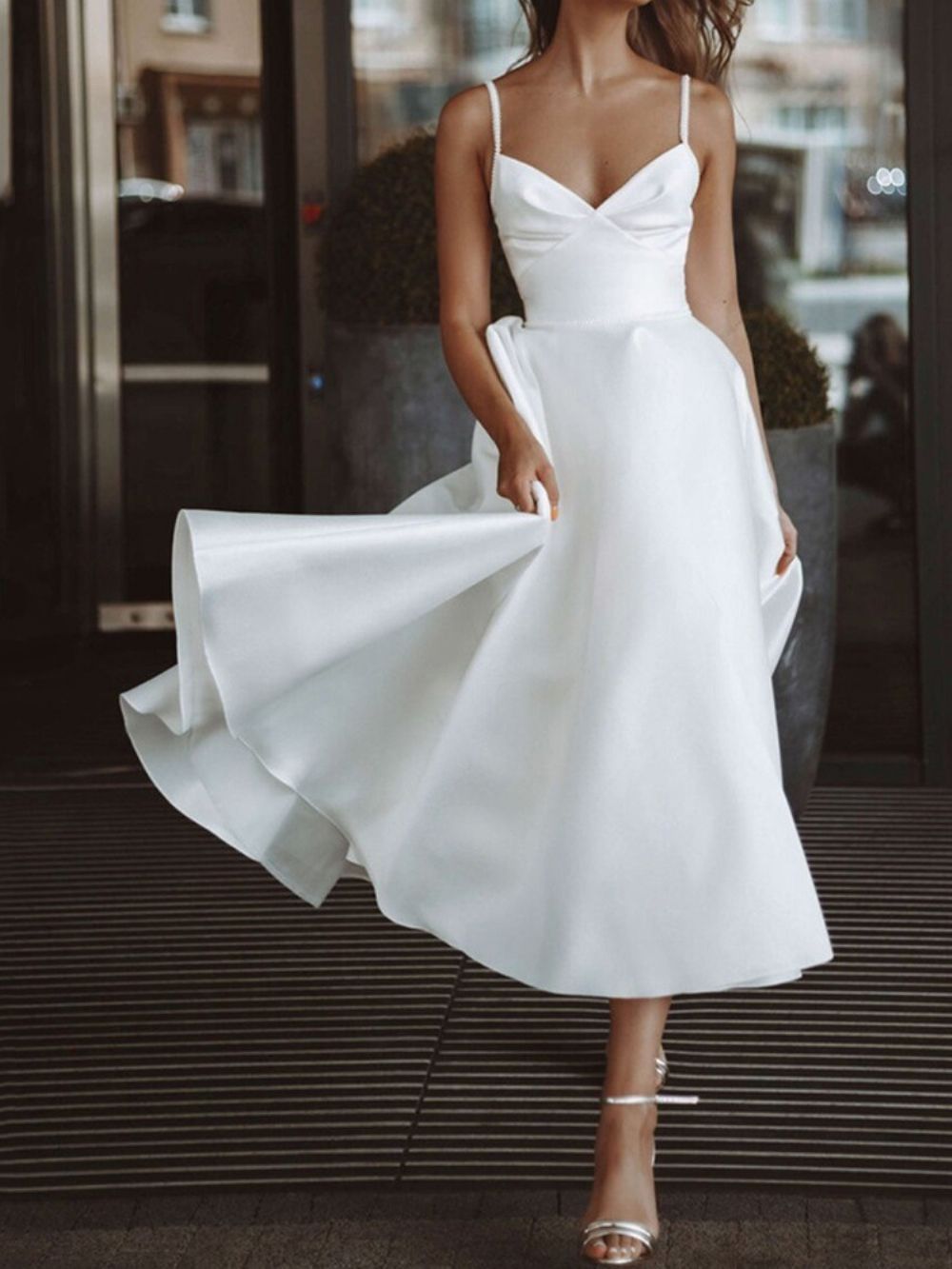 Vestido Midi Branco Fashion Com Bolso Sem Manga E Meio Da Panturrilha