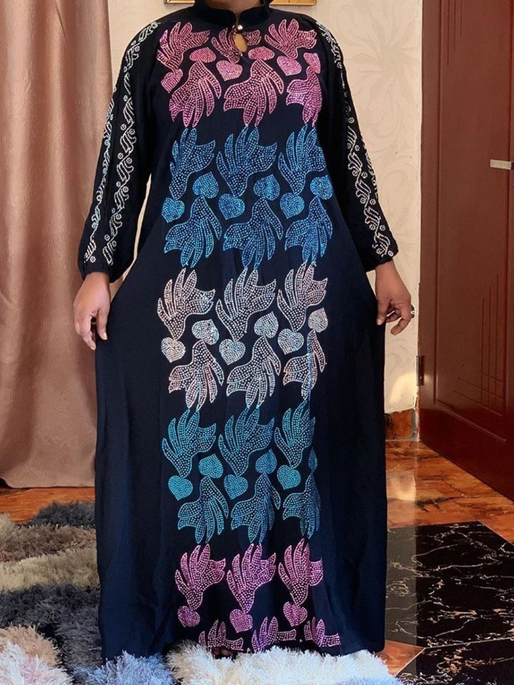 Vestido Pulôver De Cintura Alta Com Gola De Strass Até O Chão