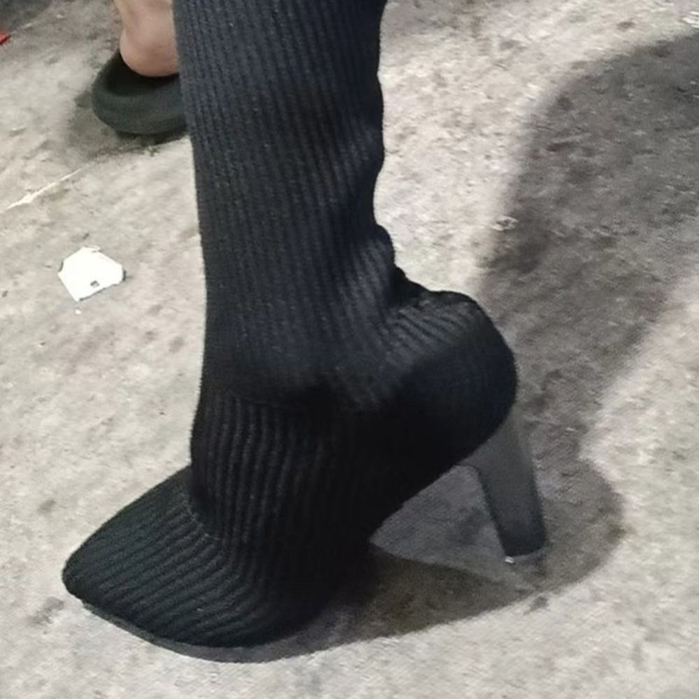 Botas Casuais Com Salto Grosso E Bico Fino