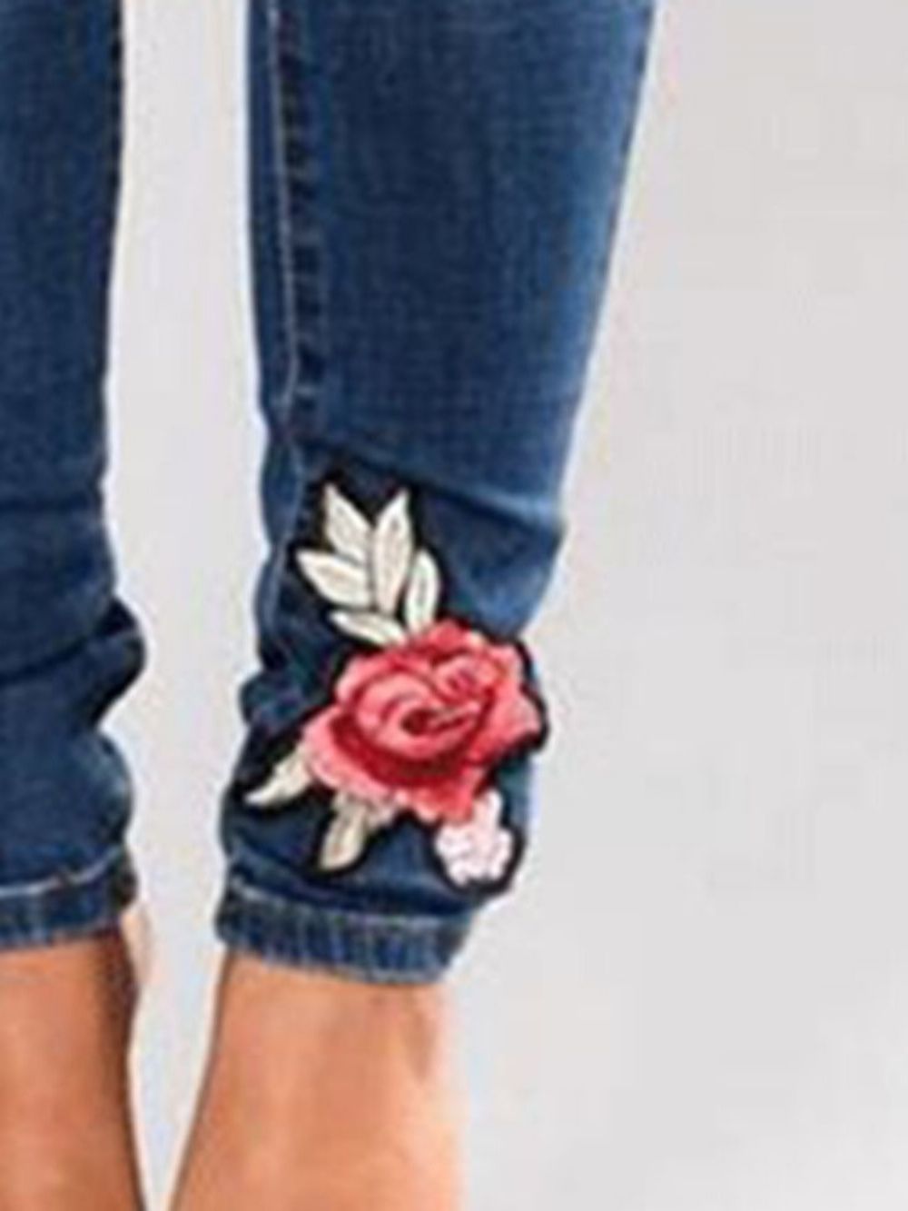 Calça Jeans Slim Cintura Média Rasgada Com Bordado Floral