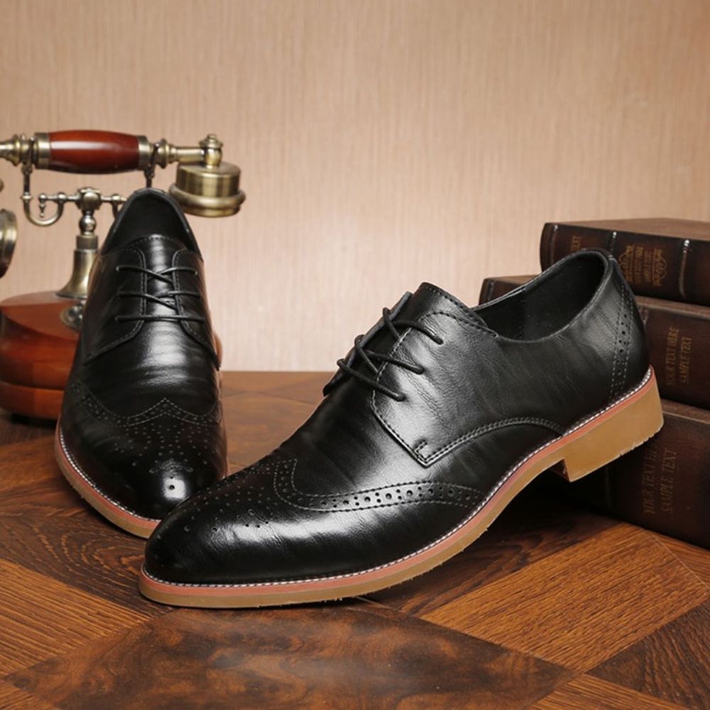 Oxfords Masculinos Lisos E Ocos De Bico Redondo Com Cadarço