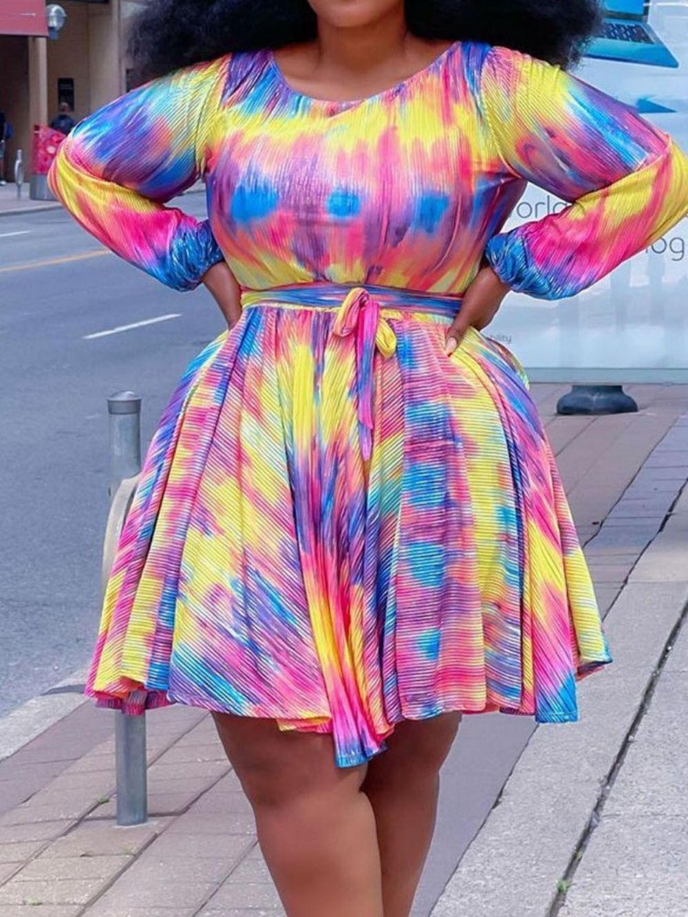 Vestido Colorido Acima Do Joelho Com Cadarço Manga Longa Plus Size