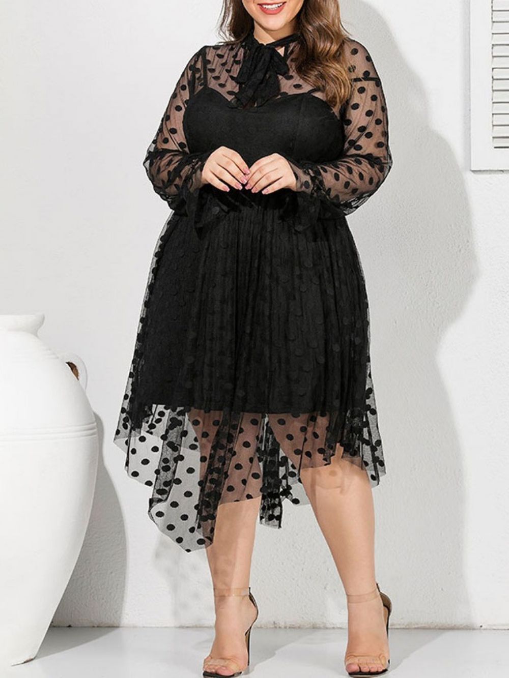 Vestido Plus Size Com Gola Assimétrica Transparente E Bolinhas