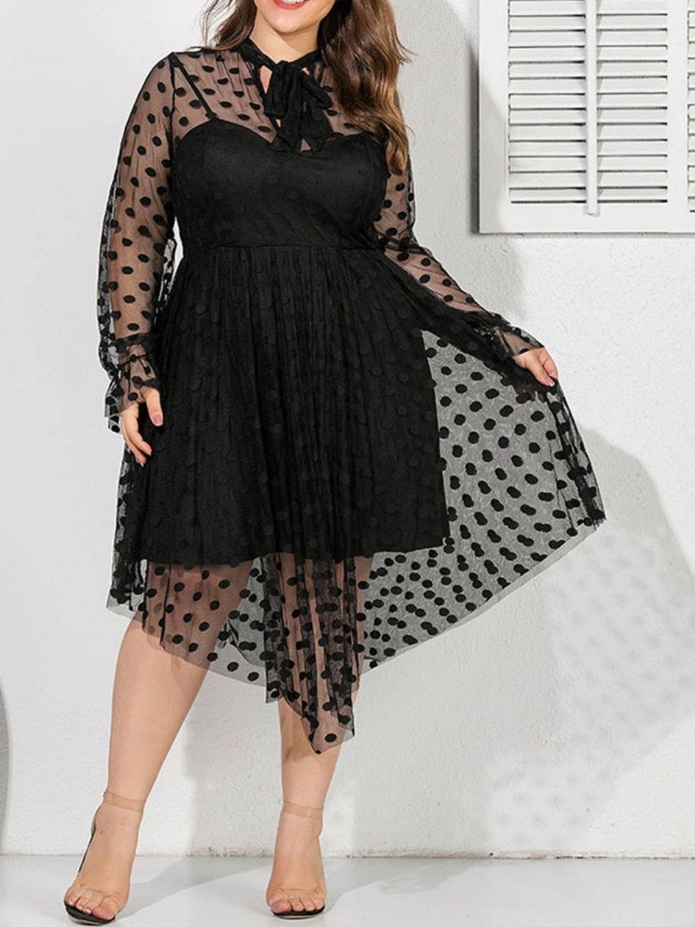 Vestido Plus Size Com Gola Assimétrica Transparente E Bolinhas