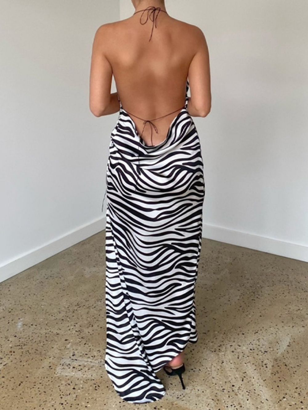 Vestido Assimétrico Com Listras De Zebra Sem Manga E Sem Encosto