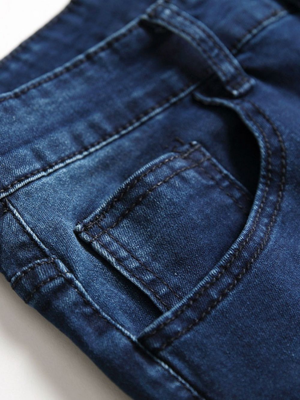 Jeans Com Zíper E Cintura Média Com Furo Simples