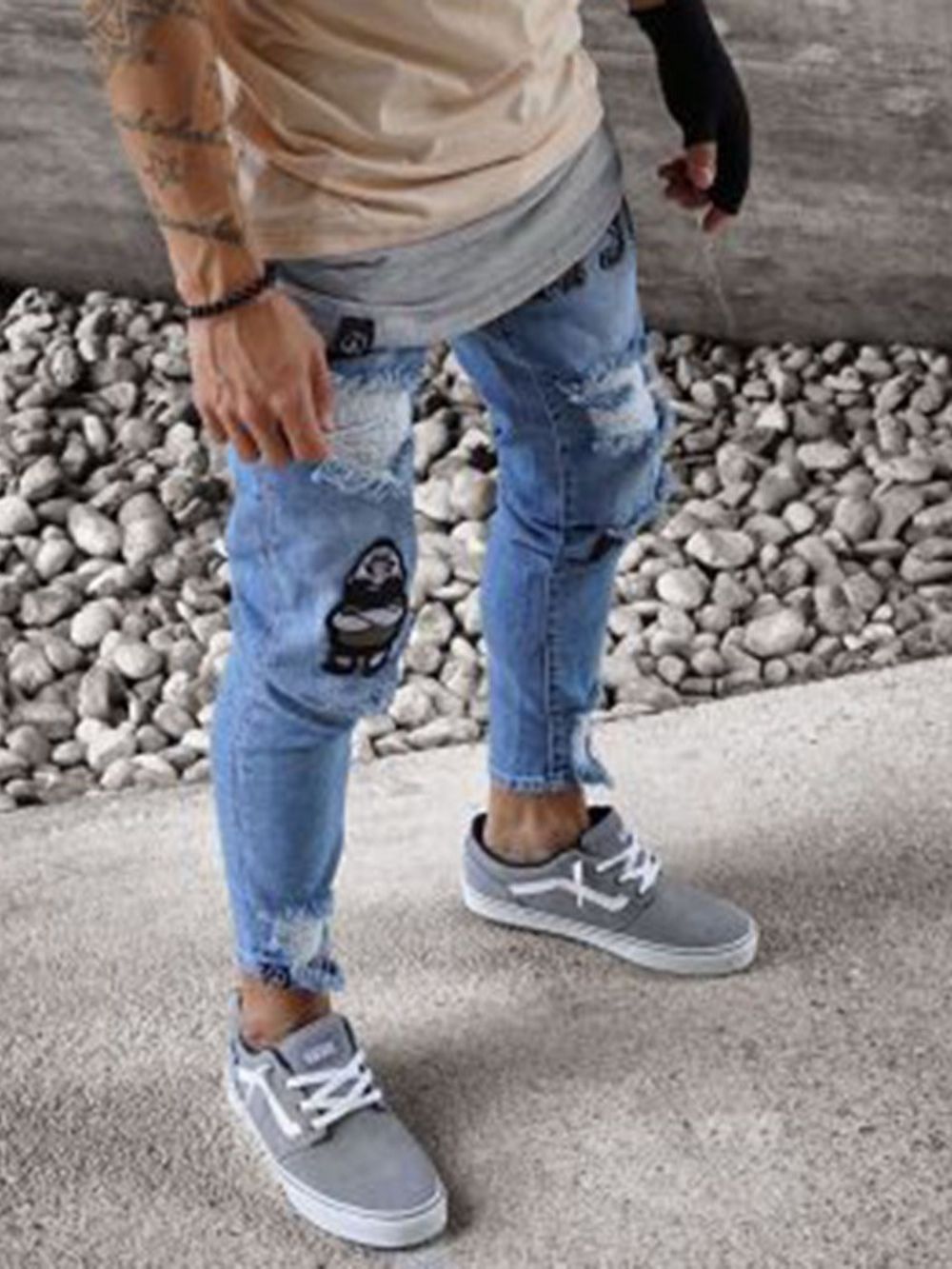 Jeans Masculino De Cintura Média Com Furo Fino